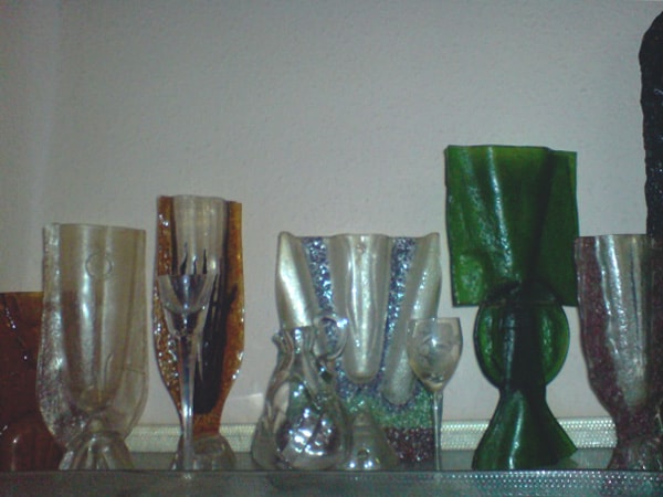 színes, üvegből készült vázák, kaspók