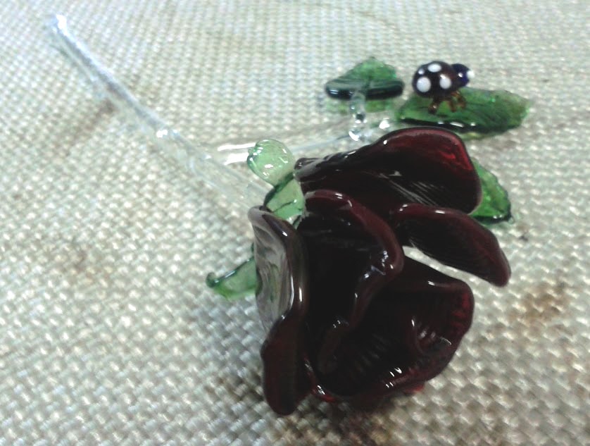 színes üveg rózsa, virág, üveg dísztárgy