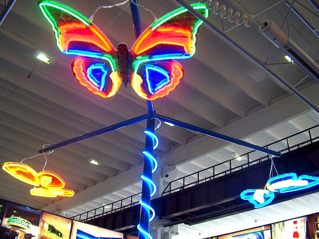 pillangó alakú, színes neon dekoráció