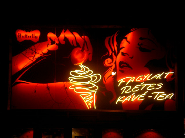 neon reklámtábla, logóval és felirattal