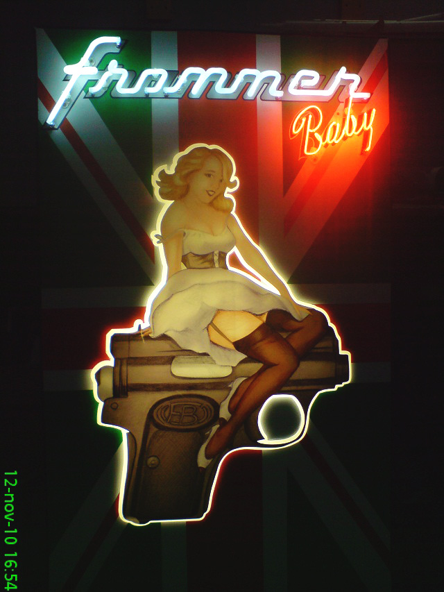 neon reklámtábla, felirattal és logóval, bekapcsolt állapotban